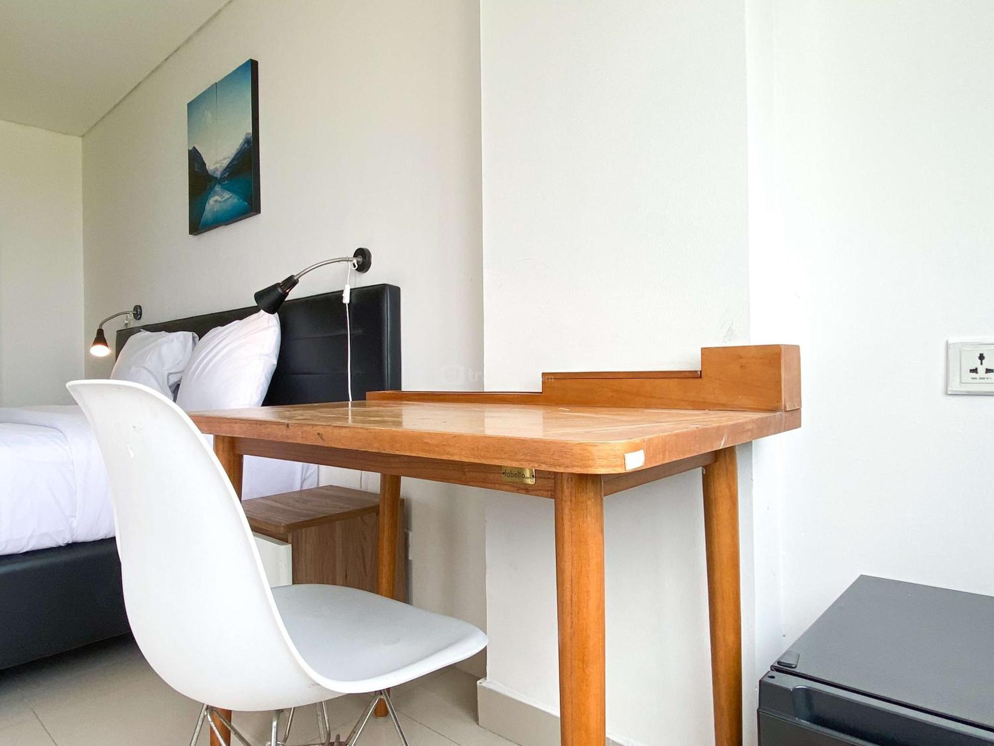 Warm And Comfy Studio At Enviro Apartment By Travelio Cikarang Extérieur photo