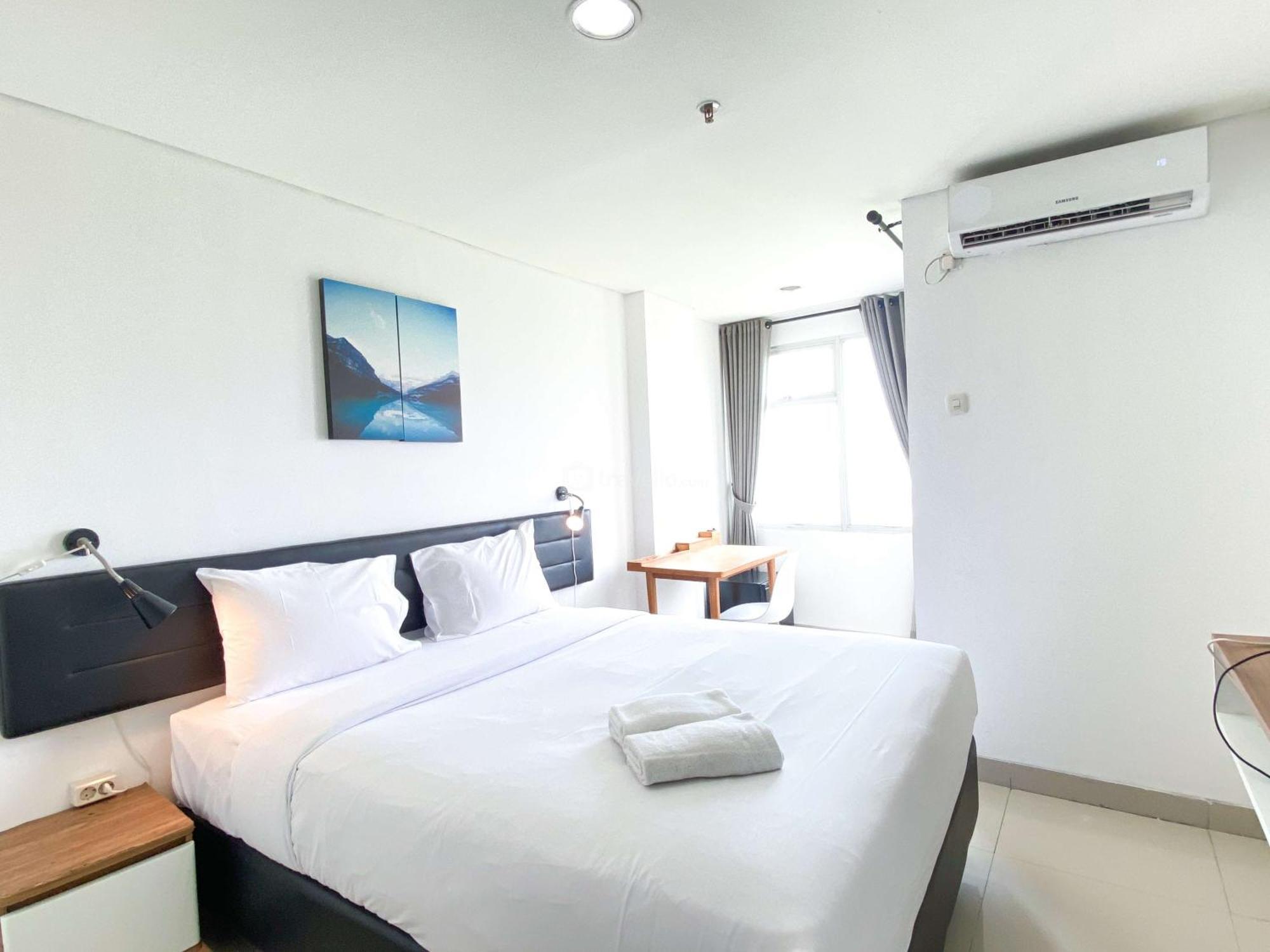 Warm And Comfy Studio At Enviro Apartment By Travelio Cikarang Extérieur photo